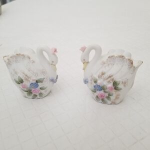 Lefton Swan Painted Floral Ceramic Salt Pepper Shaker Set 2 1/2" KW2254 Japan